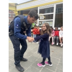 De politie op bezoek bij de kleuters