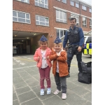 De politie op bezoek bij de kleuters