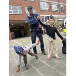 De politie op bezoek bij de kleuters